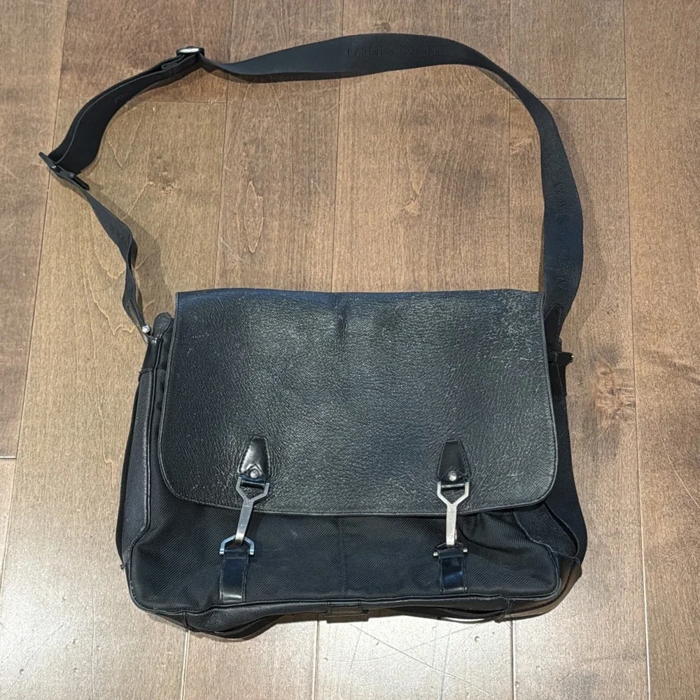 Louis Vuitton Black Taiga Leather Dersou Messenger Bag